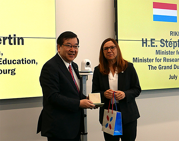 五神 理事長、オベルタン大臣の写真