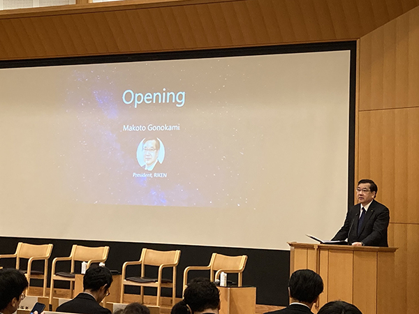 開会の辞を述べる五神 真 理事長の写真