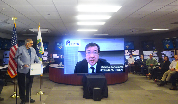 image of Associate Laboratory Director Abhay Deshpande and President Gonokami in the monitor