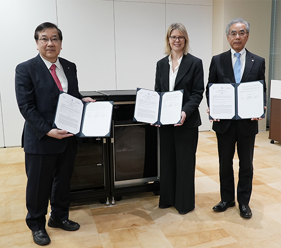 photo of President Makoto Gonokami; Director Annette Koo, BIPM; President and CEO Yasunori Yamamoto, Shimadzu Corporation