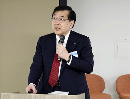講演する五神 理事長の写真