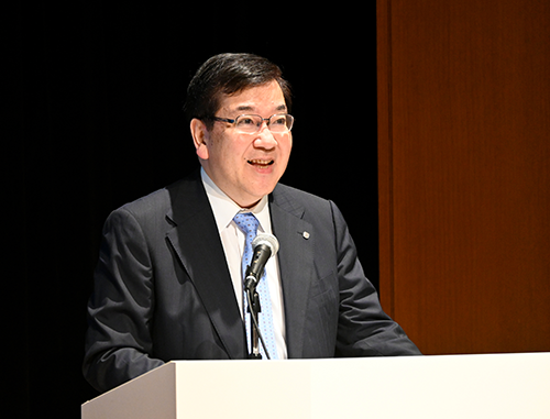 開会の挨拶をする五神 理事長の写真