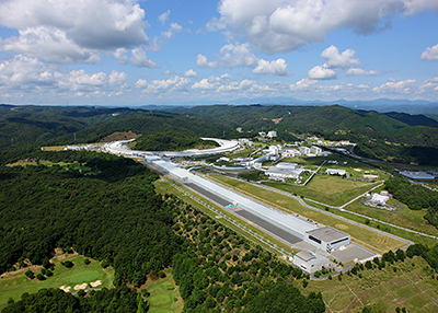X線自由電子レーザー（XFEL）施設「SACLA（サクラ）」の写真