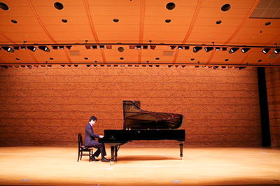 大学のコンサートで演奏する関 学振特別研究員の写真