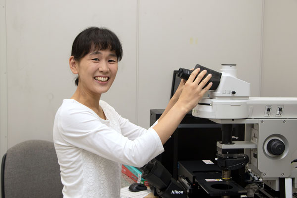 Pitcure of Asuka Takeishi in her laboratory