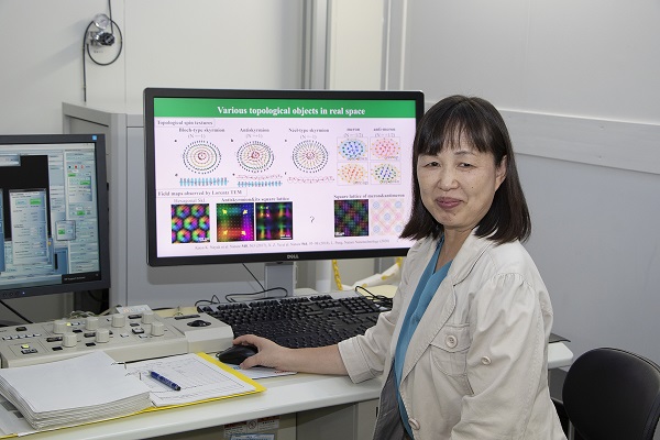 Picture of Xiuzhen Yu in her laboratory