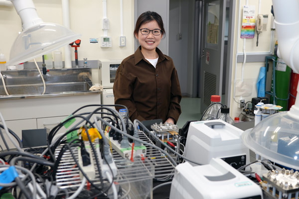 Picture of Shuang Kong in her laboratory