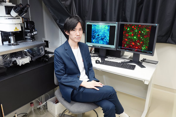 Picture of Jun Nagai in his laboratory