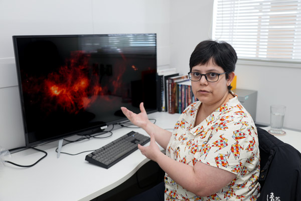 Picture of Nadia M. Murillo Mejias explaining her research