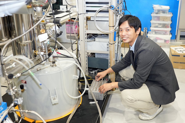 picture of Matsuo in his lab