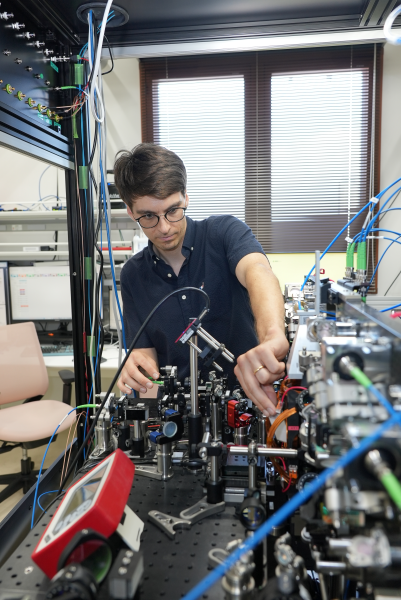 image of de Leseleuc operating the experimental setup