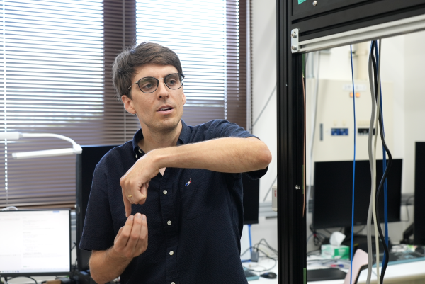 image of de Leseleuc explaining the device