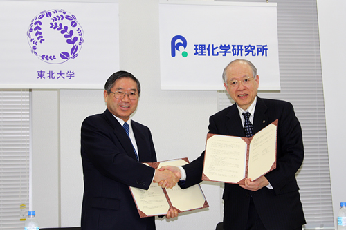 井上明久 東北大学総長と野依良治 理研理事長の写真