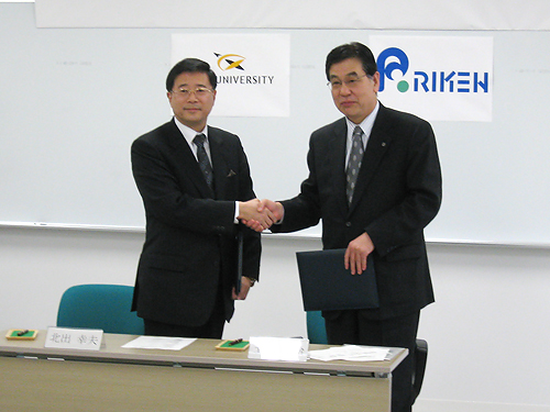 北出研究科長と土肥理事の写真
