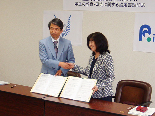 槇野博史研究科長と川合眞紀理事の写真