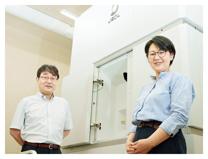 米倉 グループディレクターと眞木 研究員とクライオ電子顕微鏡「CRYO ARM 300」の写真