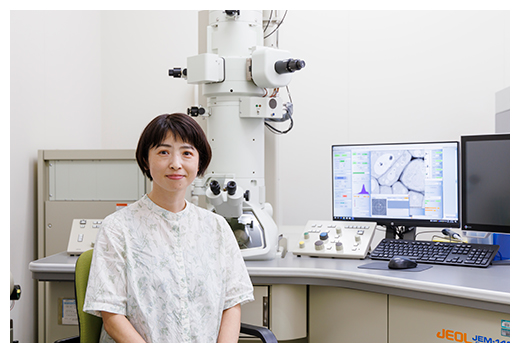 透過型電子順微鏡と佐藤 繭子の写真