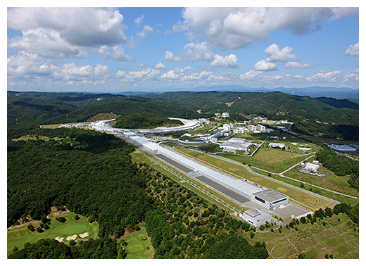 X線自由電子レーザー（XFEL）施設「SACLA（サクラ）」の写真