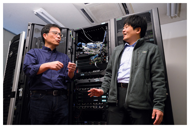 高田 豊行 開発研究員と天野 孝紀 チームディレクターの写真