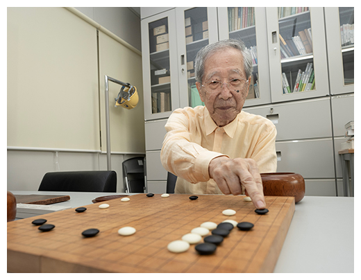 囲碁を打つ甘利 博士の写真