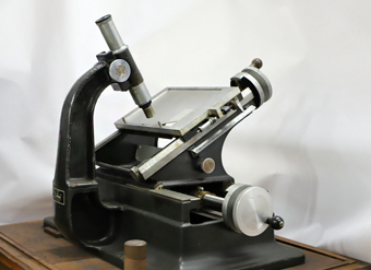 大型XY測定用コンパレーターの写真