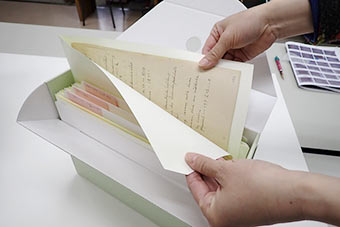 資料を収納している様子の画像