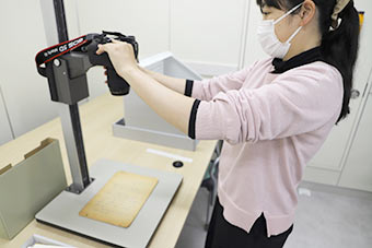 資料を撮影する様子