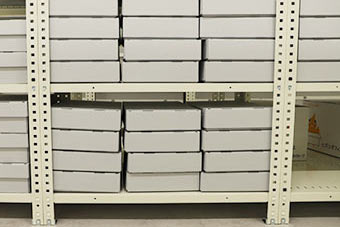 棚に置かれた中性子保存箱