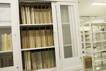 収蔵庫移転後に資料を保管している様子