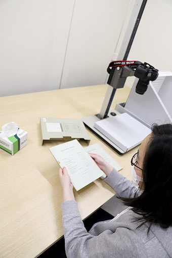 版の確認をしている画像