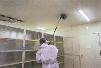 収蔵庫の清掃をしている画像