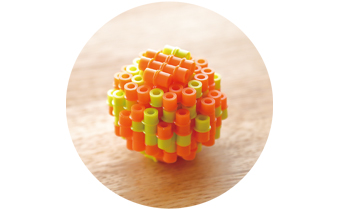 アイロンビーズでつくったニホニウムの原子核模型の写真