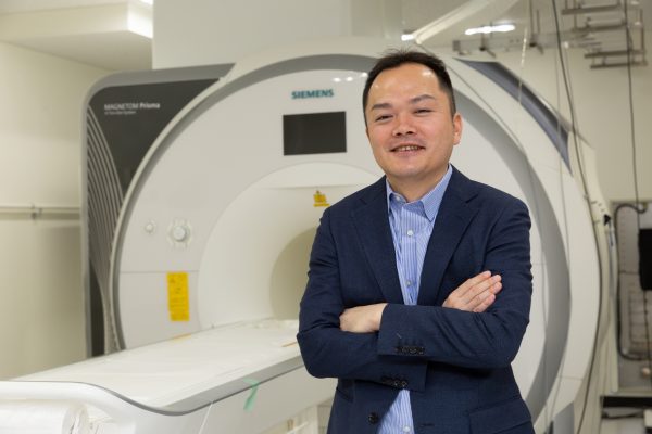 MRI装置と赤石 博士の画像