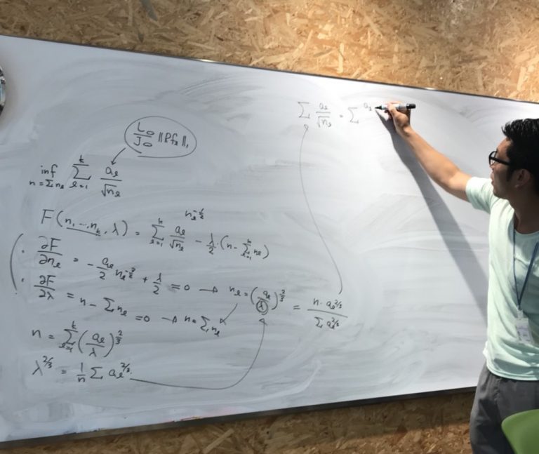 計算をする園田 博士の画像