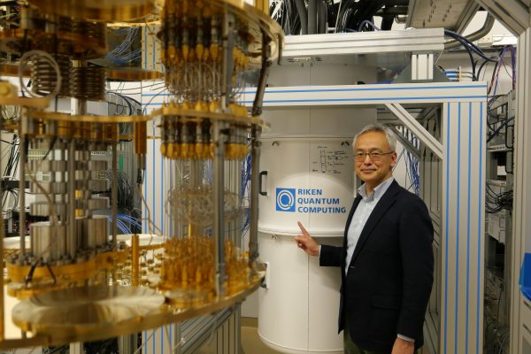 巨大な冷凍機と中村 博士の画像