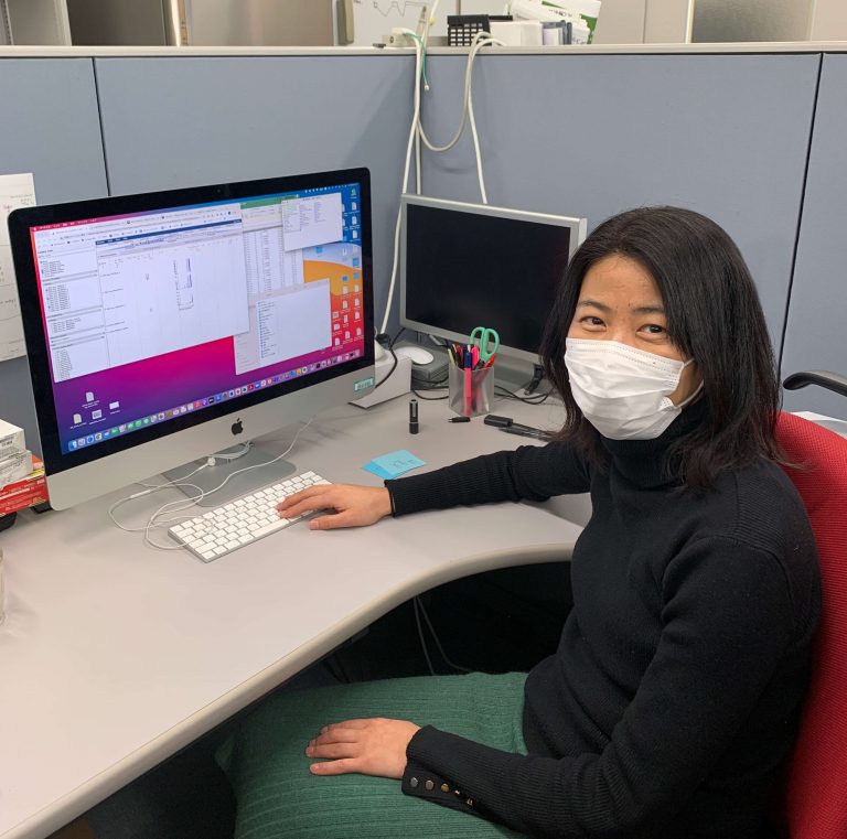 PCで作業中の蒔田 博士の画像