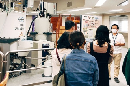 NMR設備&クライオ電子顕微鏡見学ツアーの様子