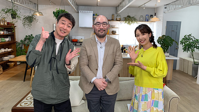 BSテレ東「居間からサイエンス」の出演者の写真:左から加藤 浩次、砂川 玄志郎(理化学研究所)、須黒 清華(テレビ東京アナウンサー)