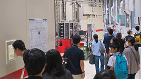 蓄積リング棟:蓄積リング棟内を歩いて移動の写真