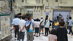 蓄積リング棟:BL47XU実験ハッチの見学の様子の写真