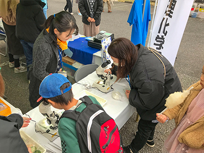 顕微鏡で身近なものを観察するコーナーの様子