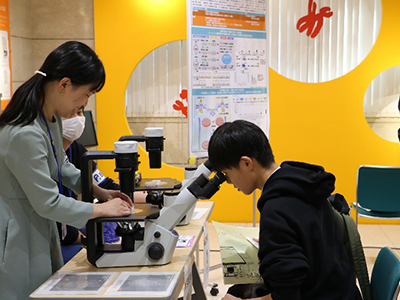 iPS細胞の観察の参加者の様子