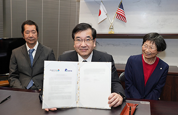 泰地 真弘人 プログラムディレクター、五神 真 理事長、仲 真紀子 理事の写真