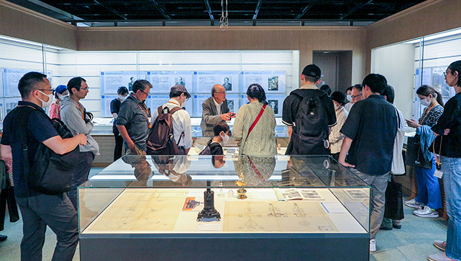 理研ギャラリーで理研創立の歴史を説明している様子