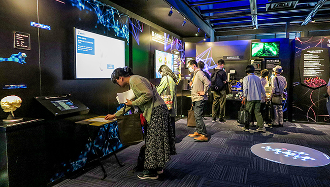 ブレインボックスでゲームや模型を通して研究の世界を紹介している様子