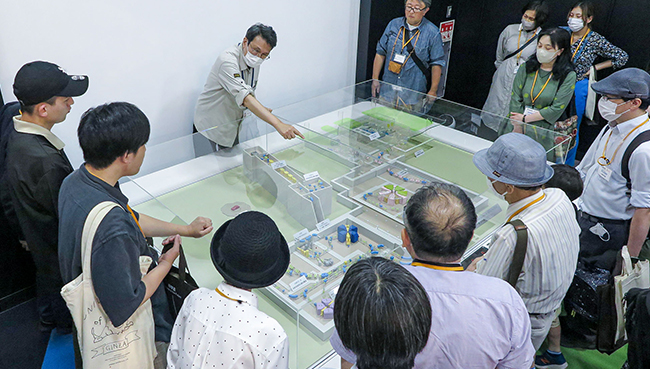 サイクロペディアで研究員が加速器施設について解説している様子