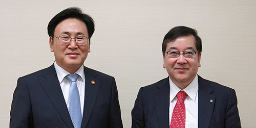 ユ・サンイム 長官、五神 真 理事長の写真