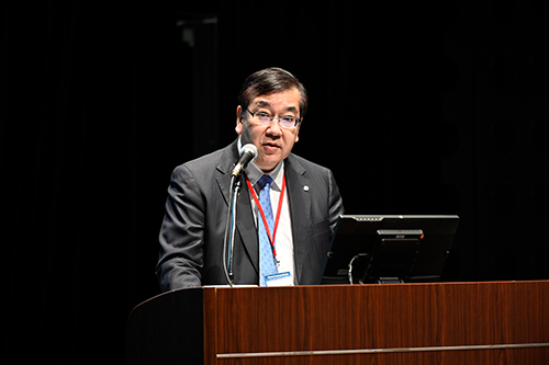 開会の辞を述べる五神 真 理事長の写真