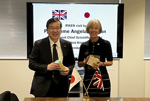 五神 理事長、マクリーン 主席科学顧問の写真