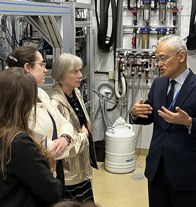 説明をする中村 センター長と説明を受けるマクリーン 主席科学顧問の写真